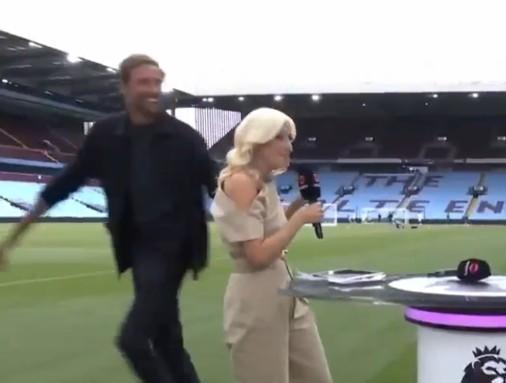 要赶飞机看绿洲乐队，克劳奇解说完维拉0-0纽卡迅速跑出镜头